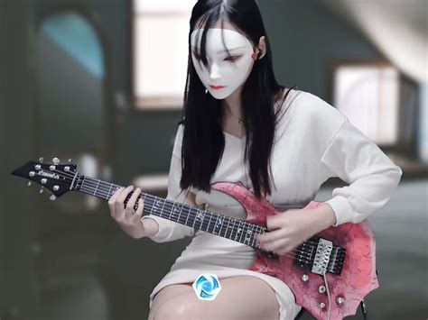 韩国女吉他手Nacoco，雪白的吉他真晃眼.